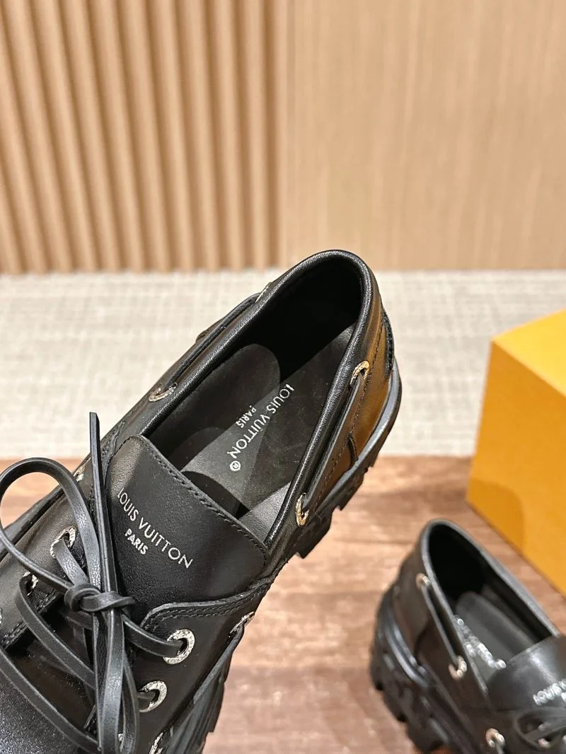Compact Louis Vuitton Low Shoes 31927