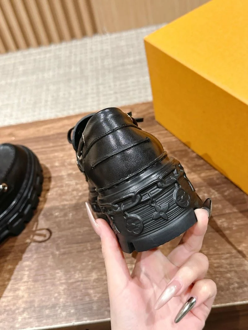Compact Louis Vuitton Low Shoes 31927