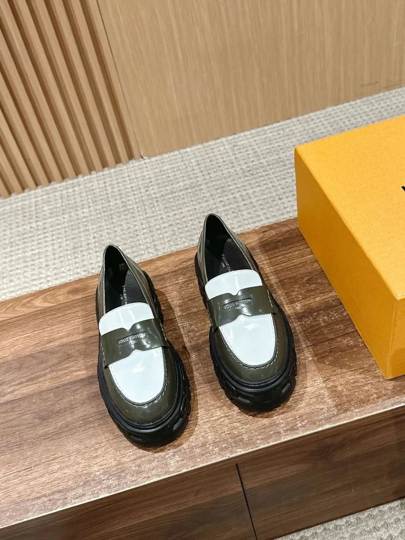 Louis Vuitton Low Shoes Sporty 31926