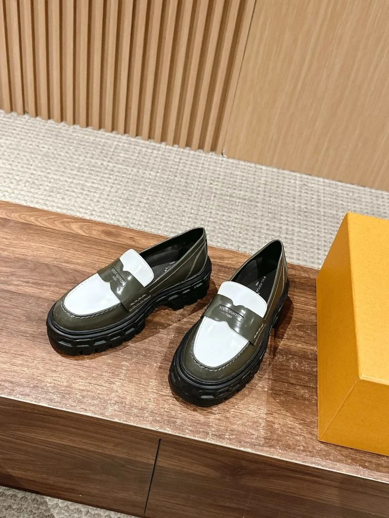 Louis Vuitton Low Shoes Sporty 31926