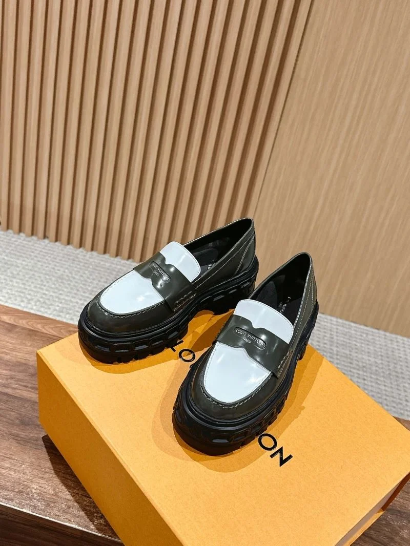 Louis Vuitton Low Shoes Sporty 31926