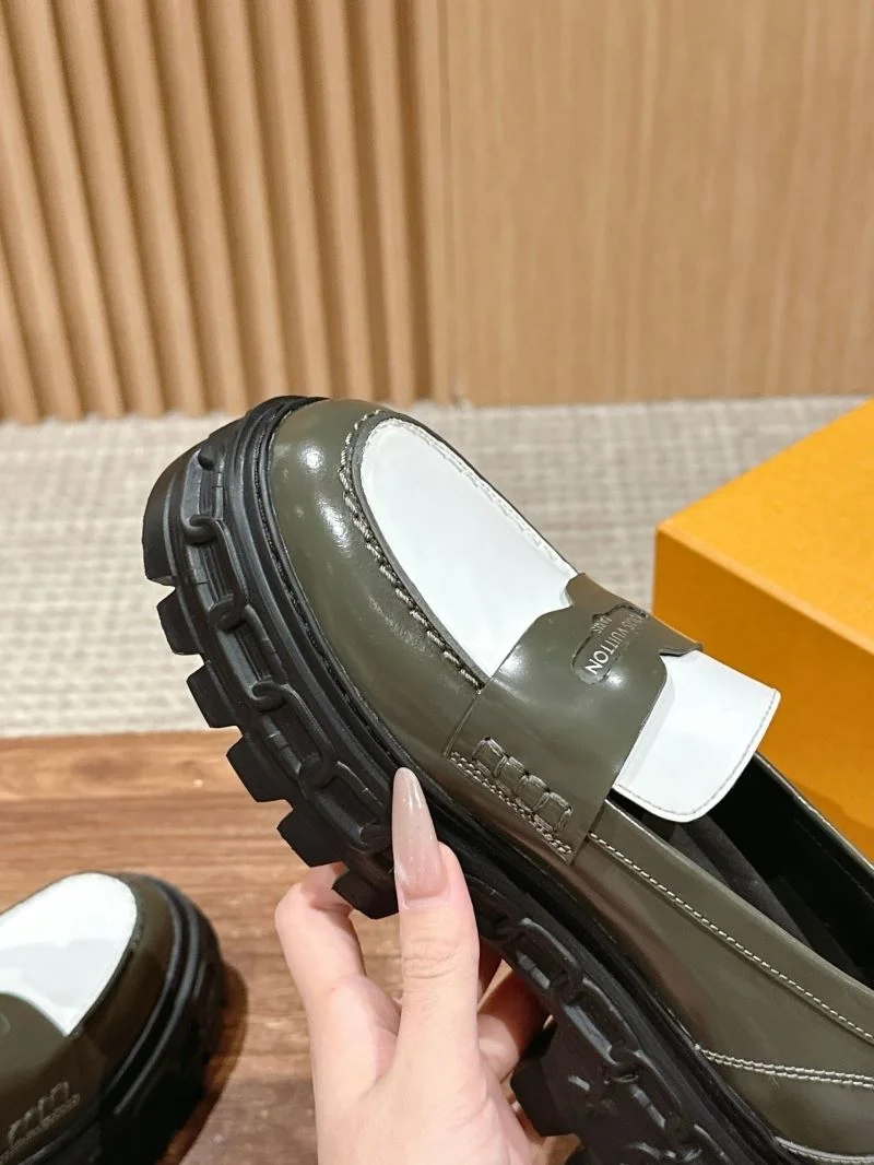 Louis Vuitton Low Shoes Sporty 31926