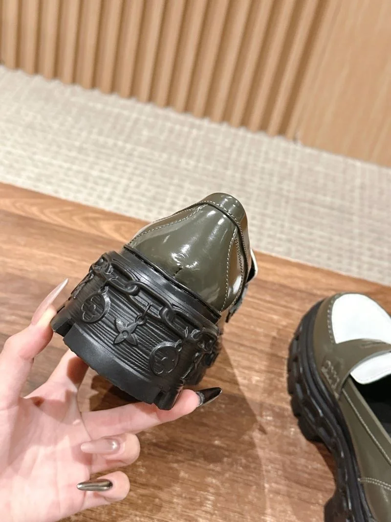 Louis Vuitton Low Shoes Sporty 31926