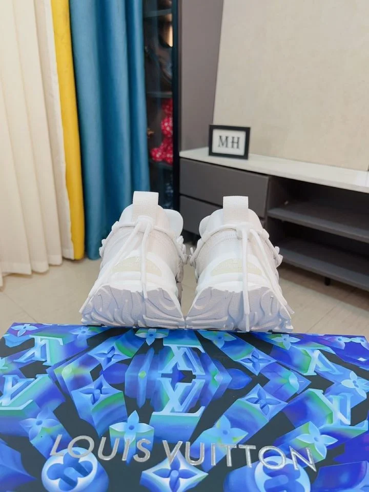 Durable Louis Vuitton Low Shoes 32958