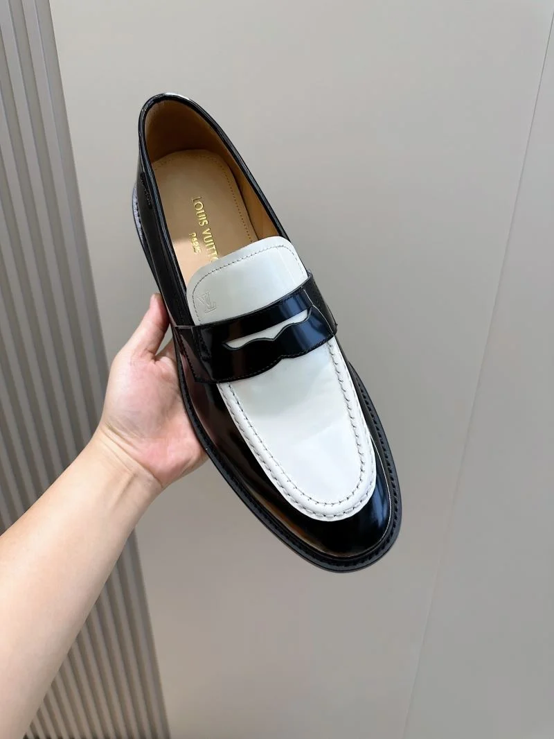 UrbanChic Louis Vuitton Low Shoes 32906