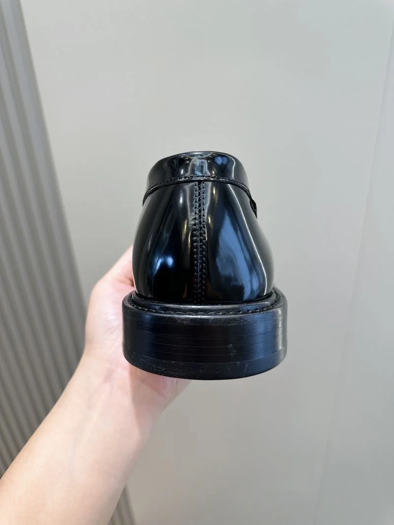 UrbanChic Louis Vuitton Low Shoes 32906