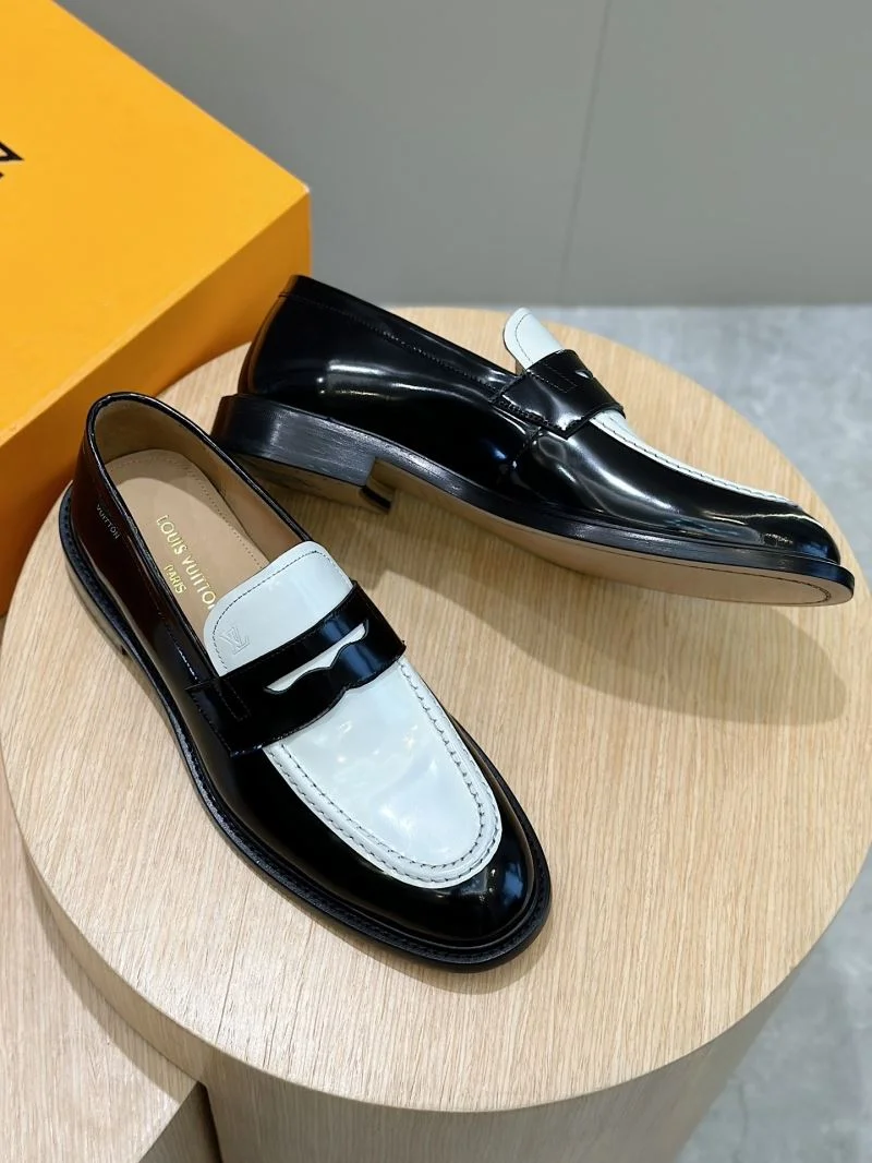 UrbanChic Louis Vuitton Low Shoes 32906