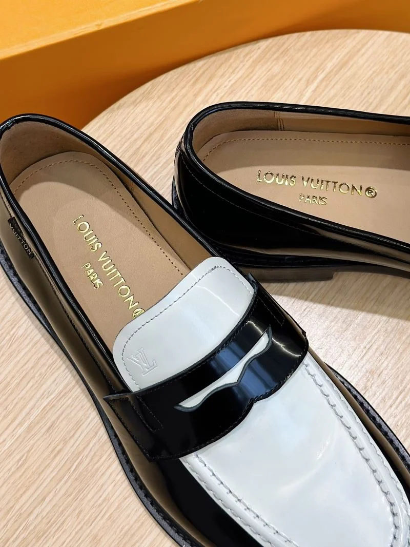 UrbanChic Louis Vuitton Low Shoes 32906