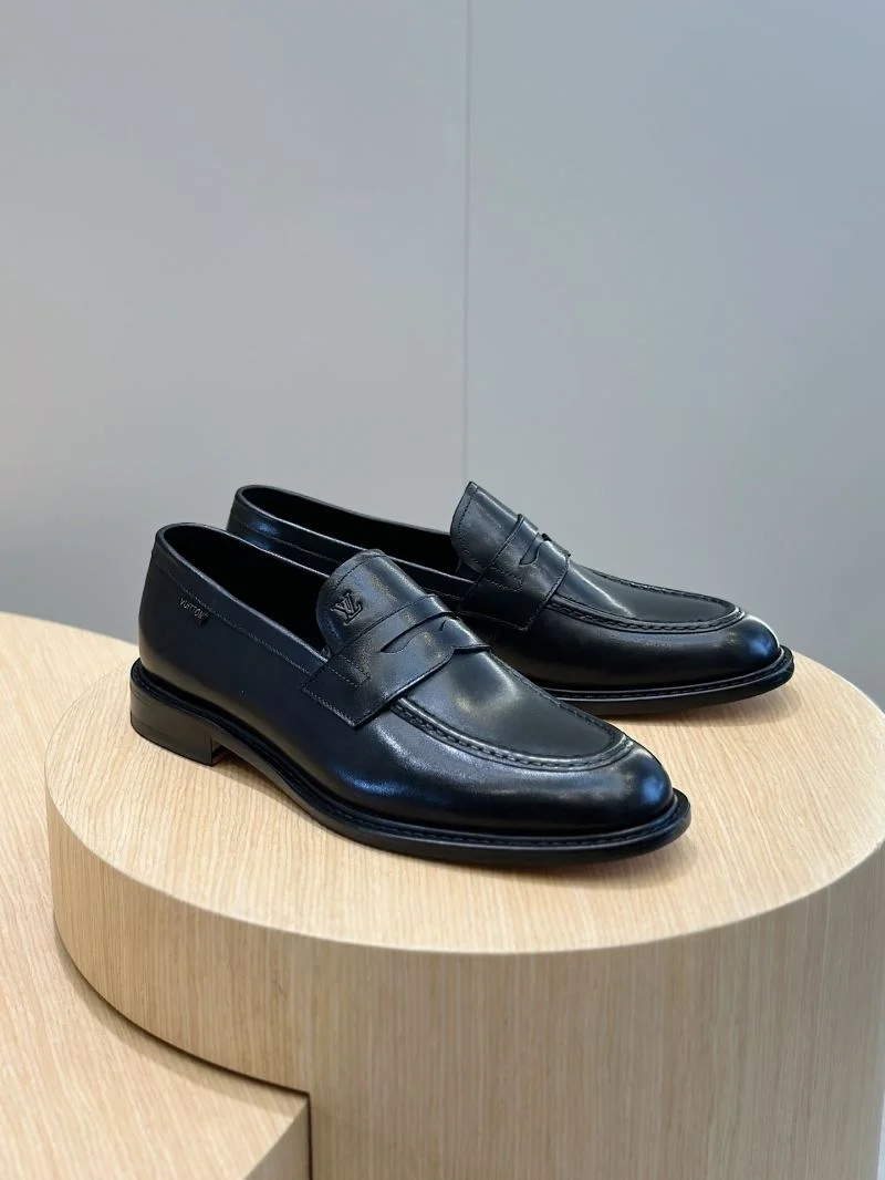 Neat Louis Vuitton Low Shoes 32911