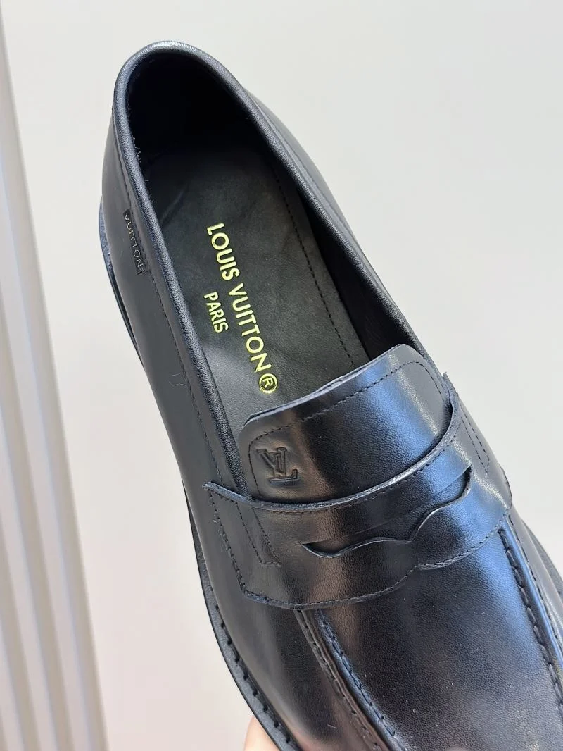 Neat Louis Vuitton Low Shoes 32911