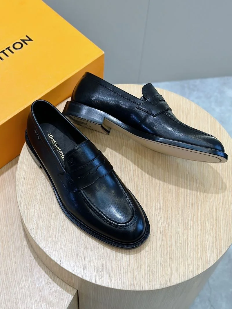 Neat Louis Vuitton Low Shoes 32911