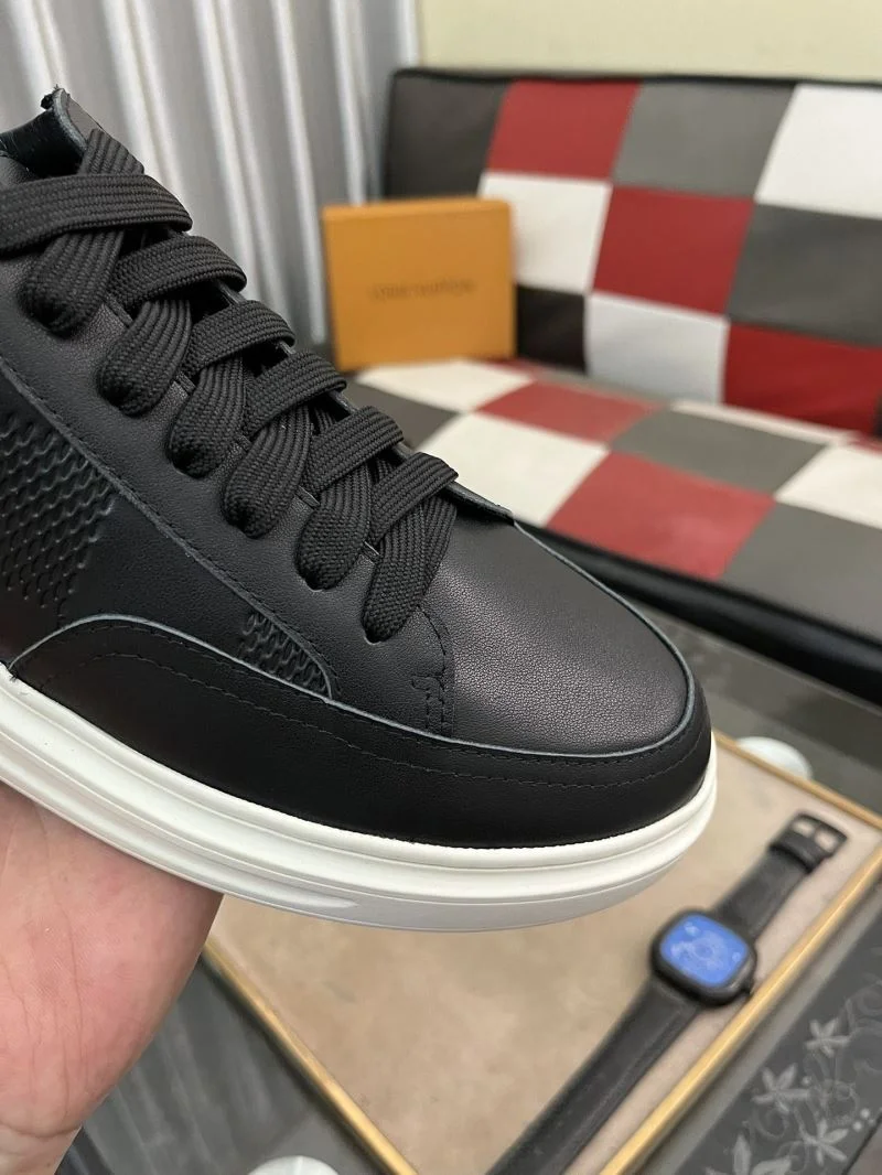 Minimalist Louis Vuitton Low Shoes 32895