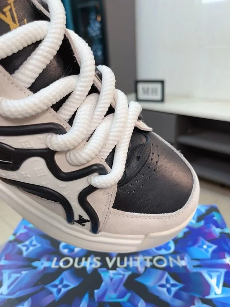Versatile Louis Vuitton Low Shoes 32832