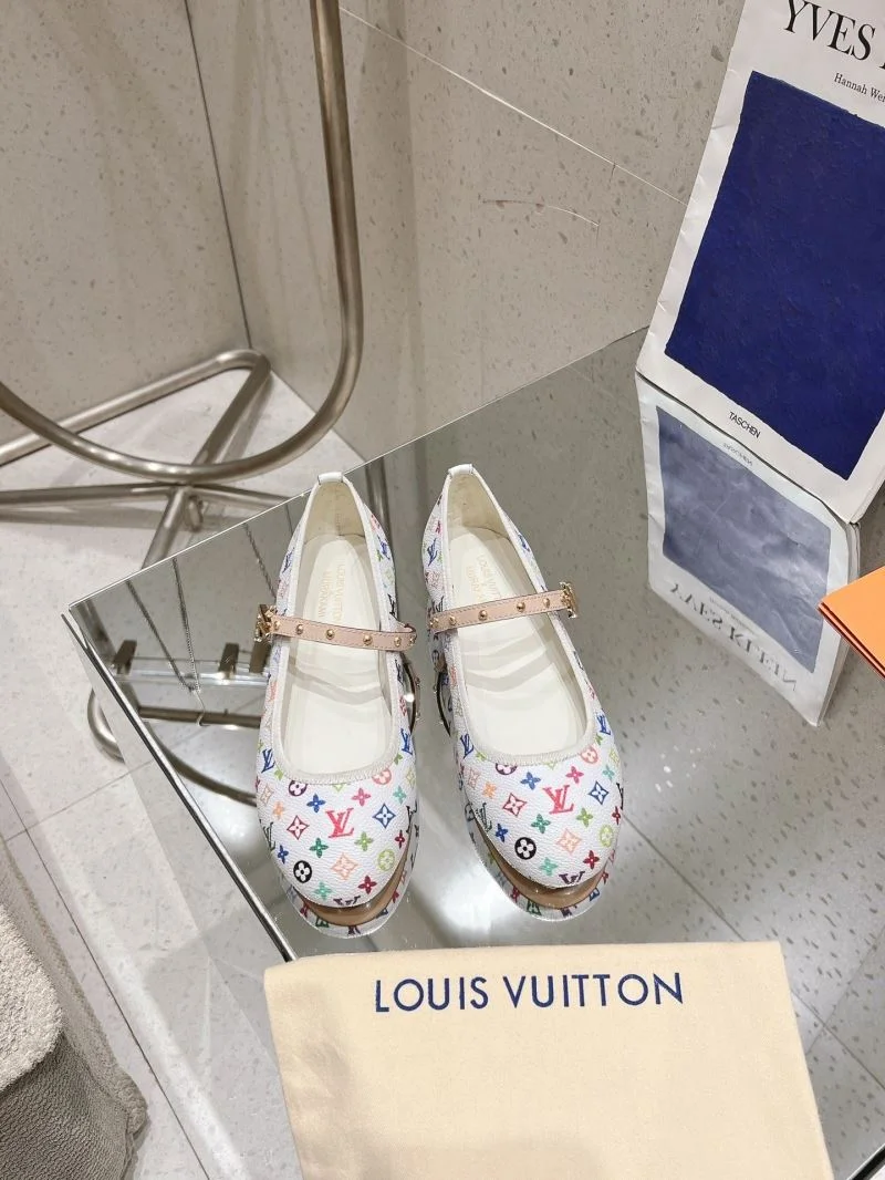 Soft Louis Vuitton Low Shoes 33318