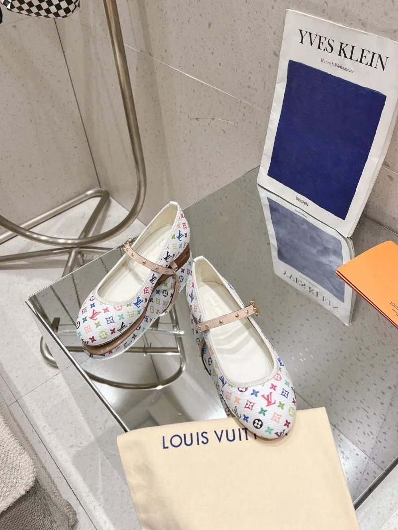 Soft Louis Vuitton Low Shoes 33318