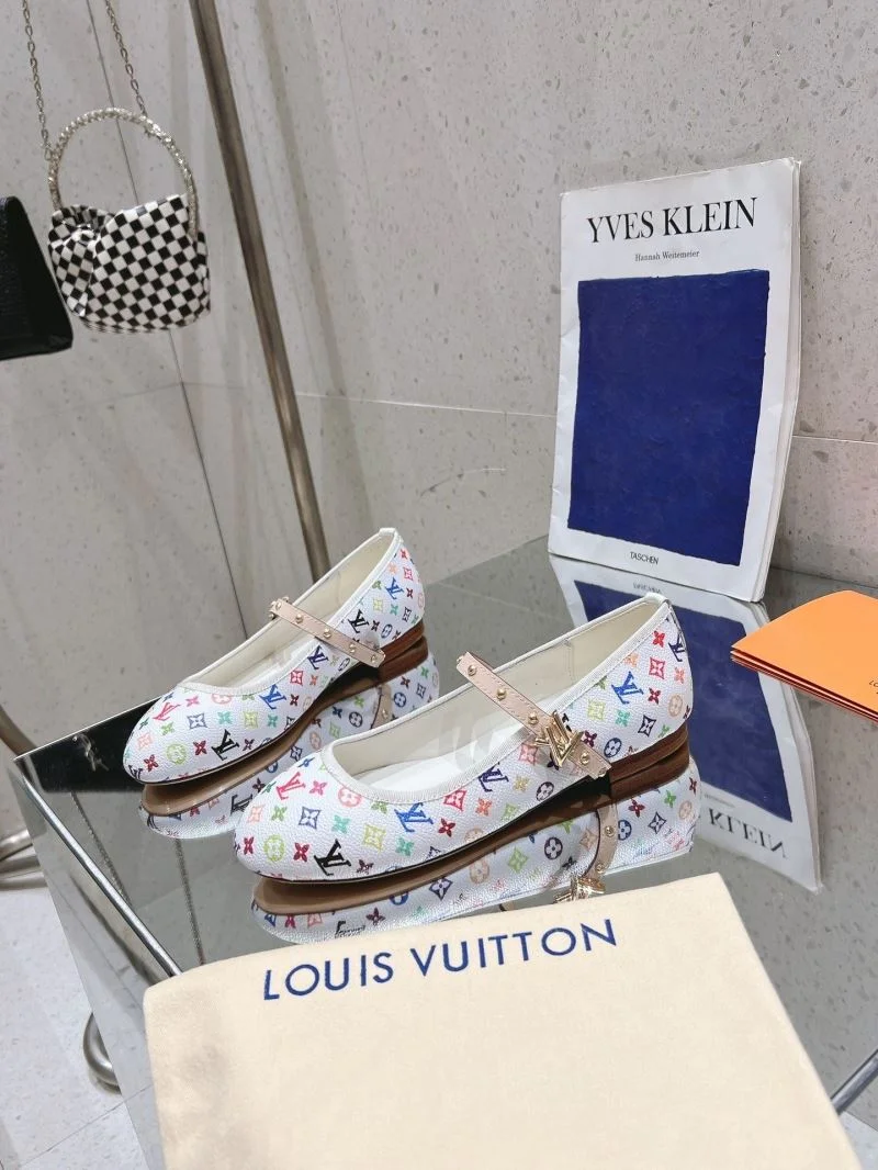 Soft Louis Vuitton Low Shoes 33318