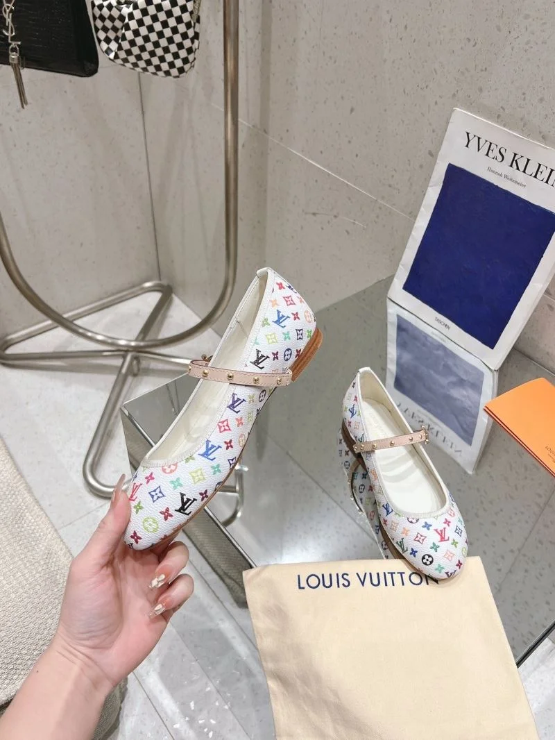 Soft Louis Vuitton Low Shoes 33318