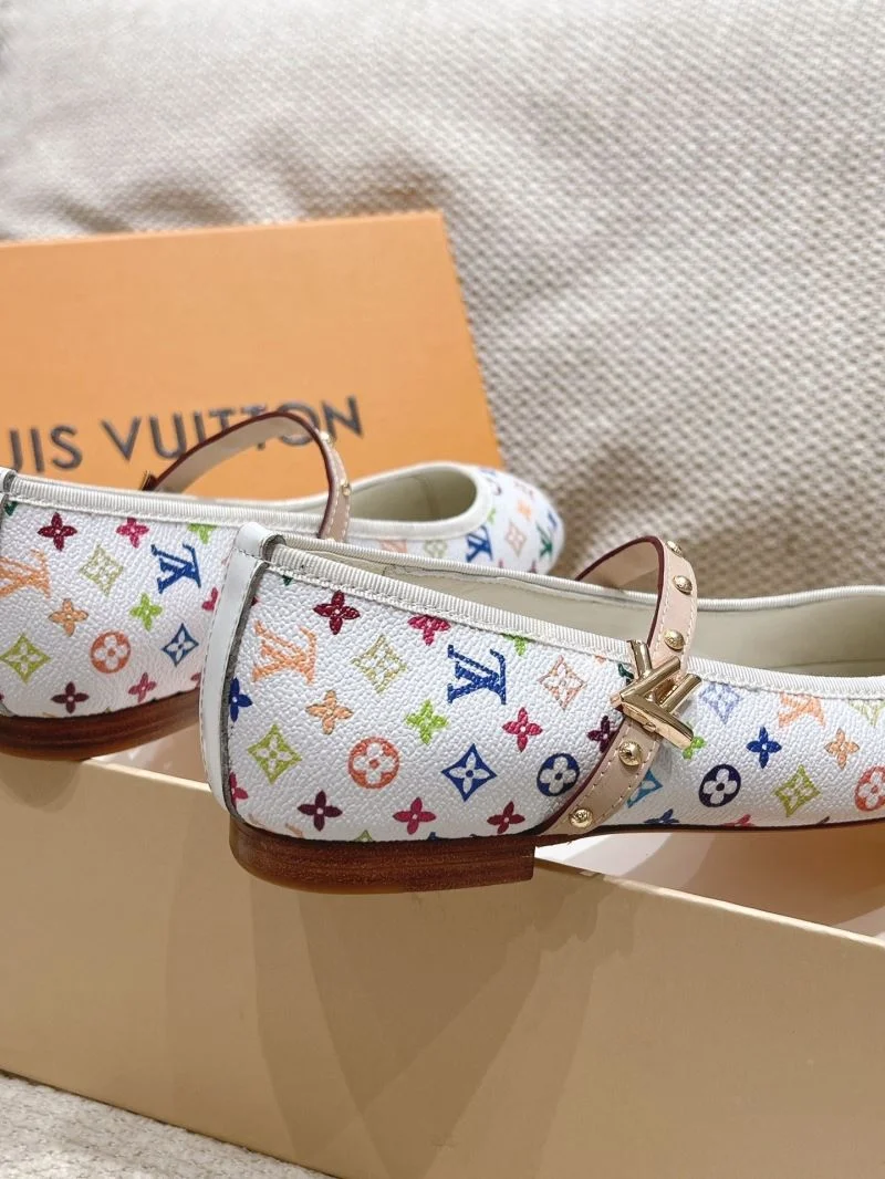 Soft Louis Vuitton Low Shoes 33318