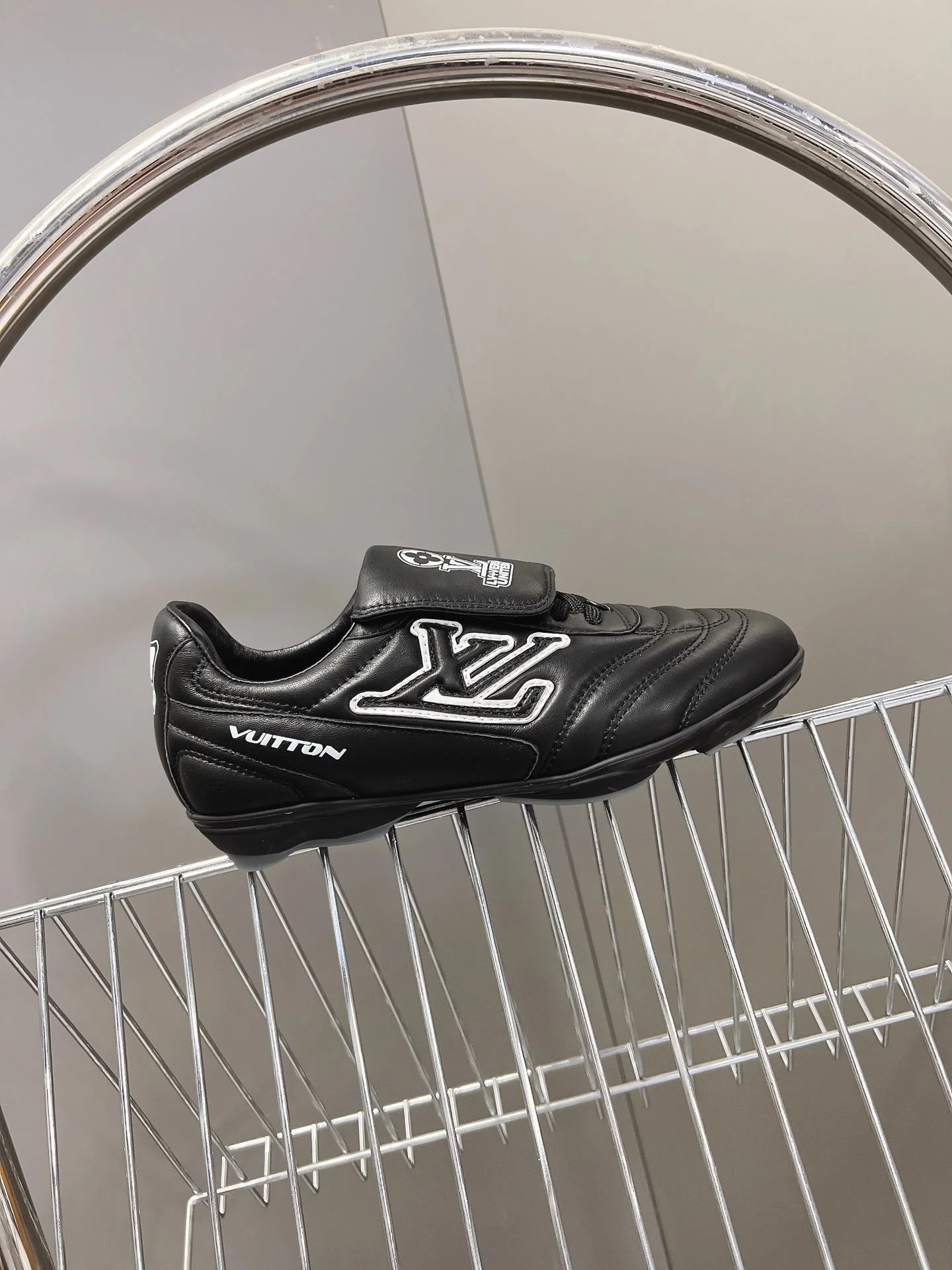 Louis Vuitton Low Shoes EyeCatching 31222