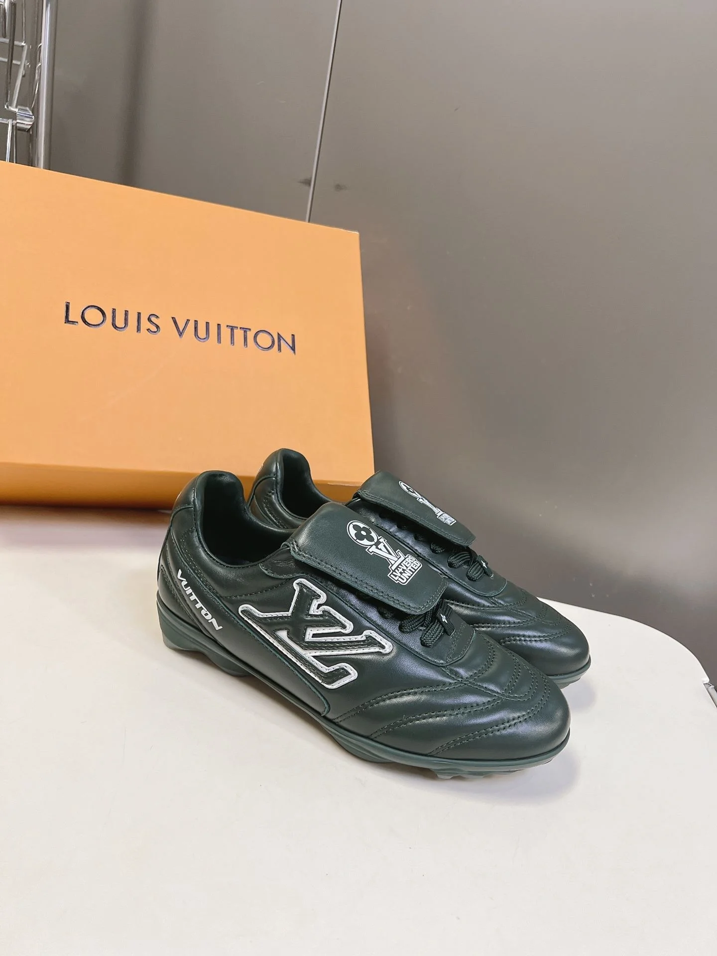Louis Vuitton Low Shoes Original 31219
