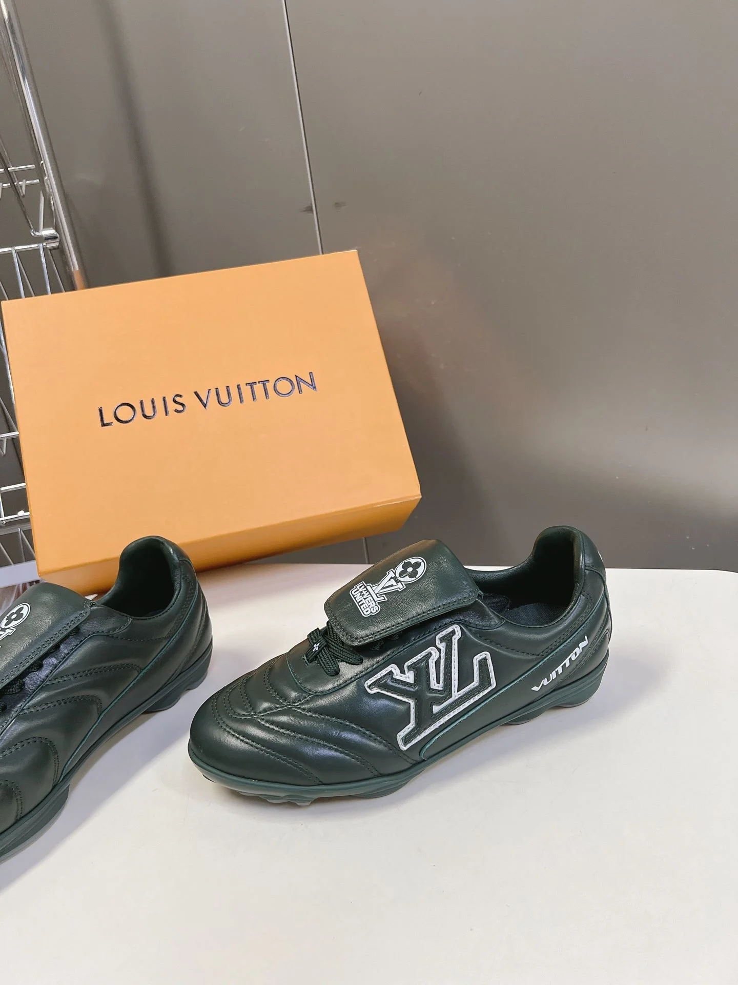 Louis Vuitton Low Shoes Original 31219