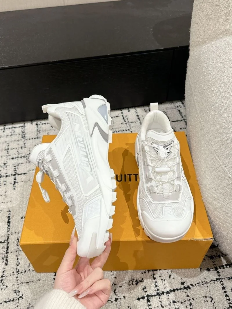 Louis Vuitton Low Shoes Trendsetting 31200