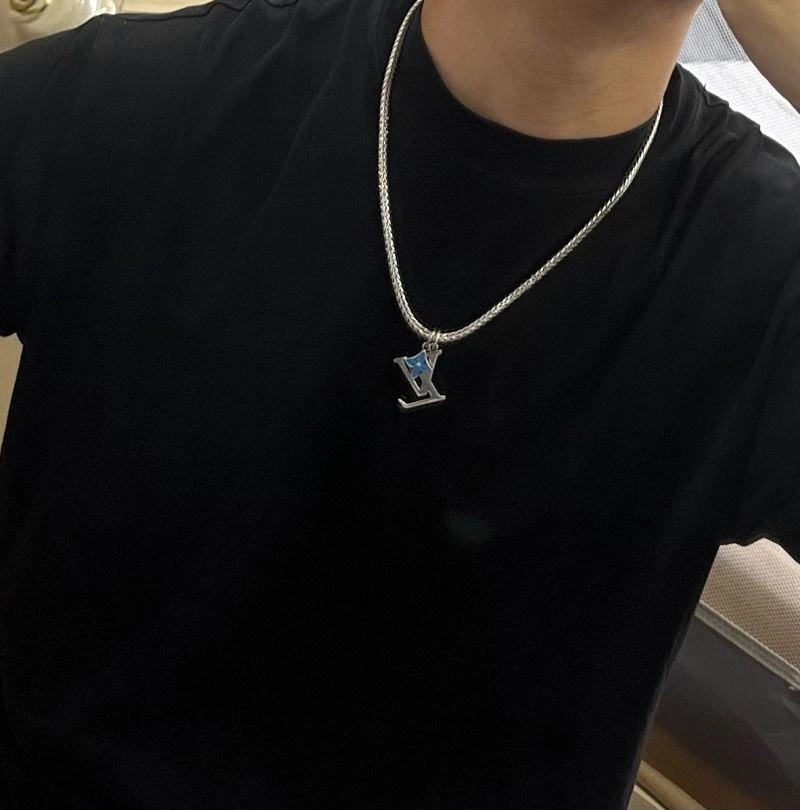 Louis Vuitton Necklaces DailyWear 251379