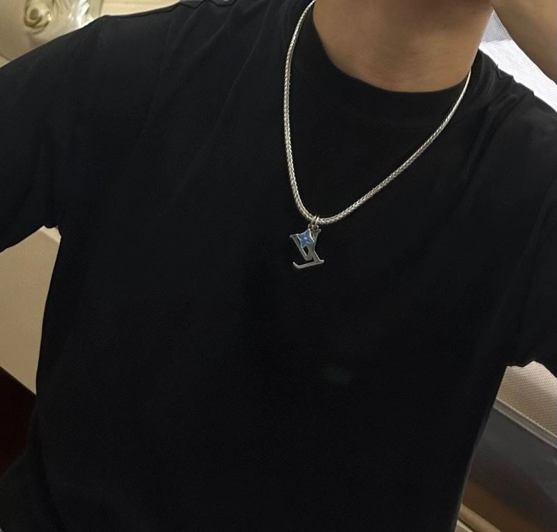 Louis Vuitton Necklaces DailyWear 251379
