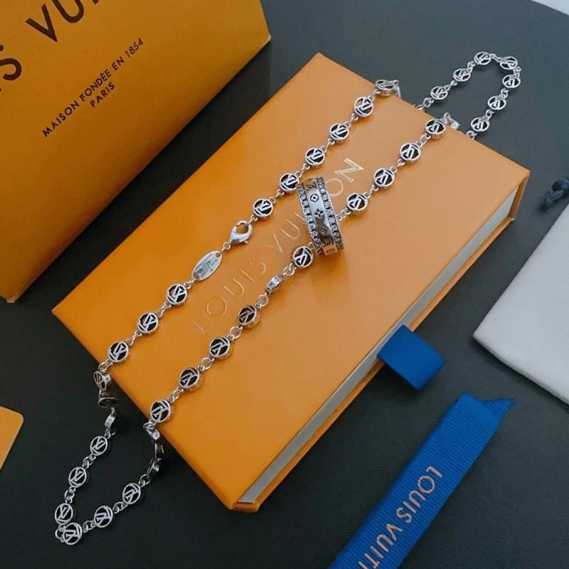 Trendsetting Louis Vuitton Necklaces 251377