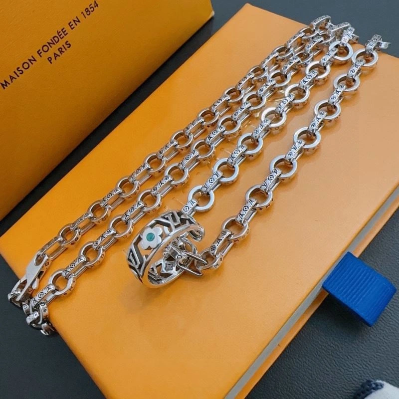 Louis Vuitton Necklaces Minimalist 251239