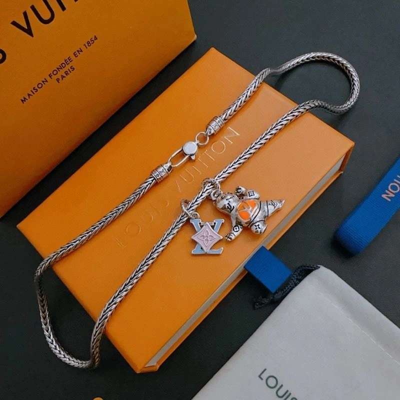 Louis Vuitton Necklaces Effortless 251260