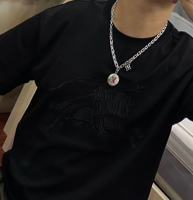 Louis Vuitton Necklaces Elegant 251231
