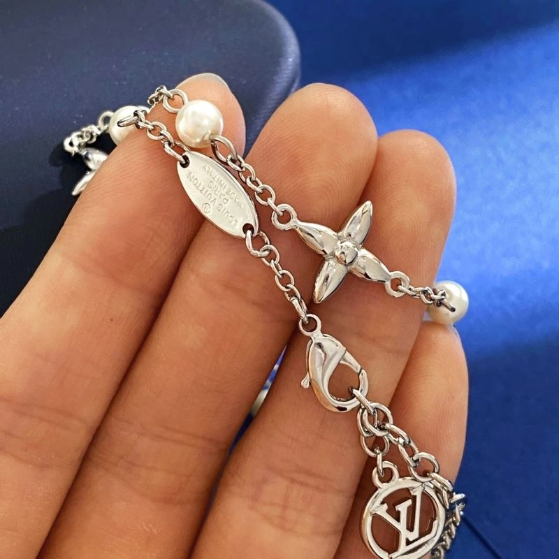 Louis Vuitton Necklaces Neat 251212