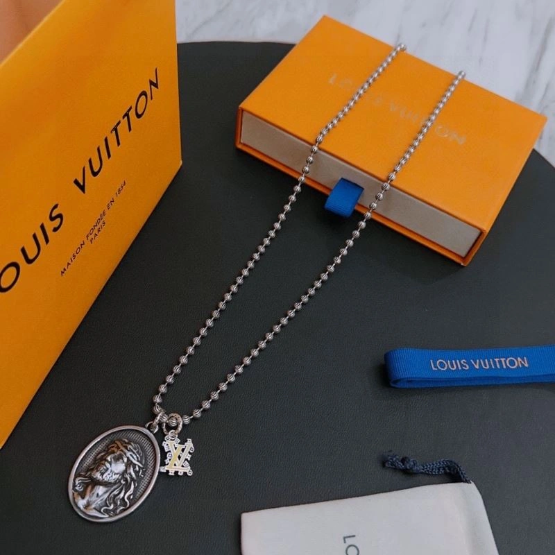 Supportive Louis Vuitton Necklaces 251701