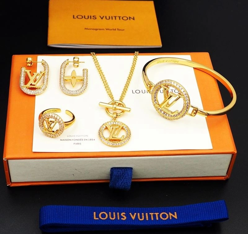 Louis Vuitton Necklaces WrinkleFree 251652