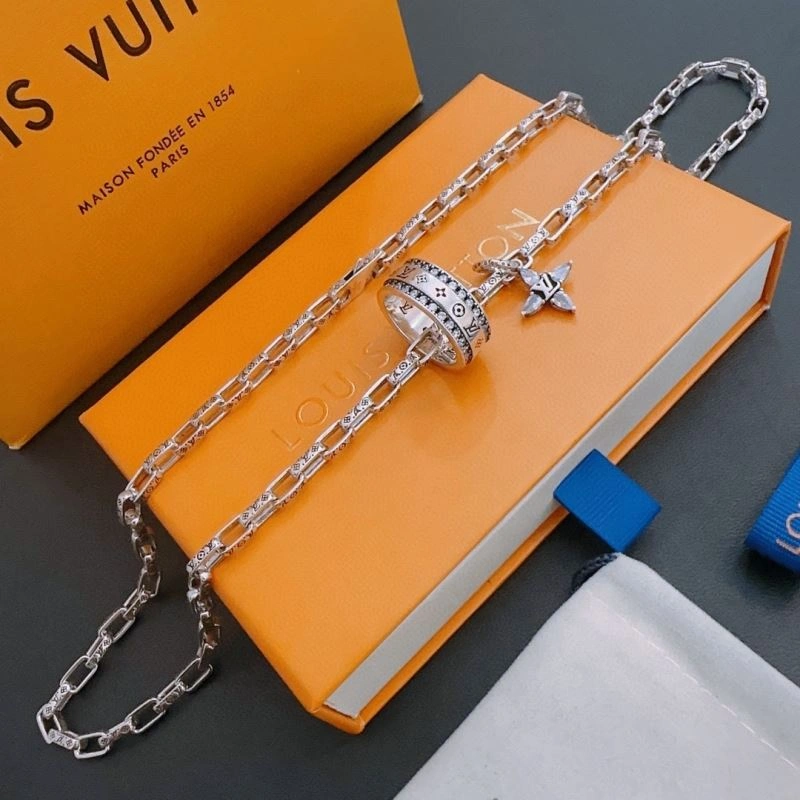 Louis Vuitton Necklaces WrinkleFree 251650