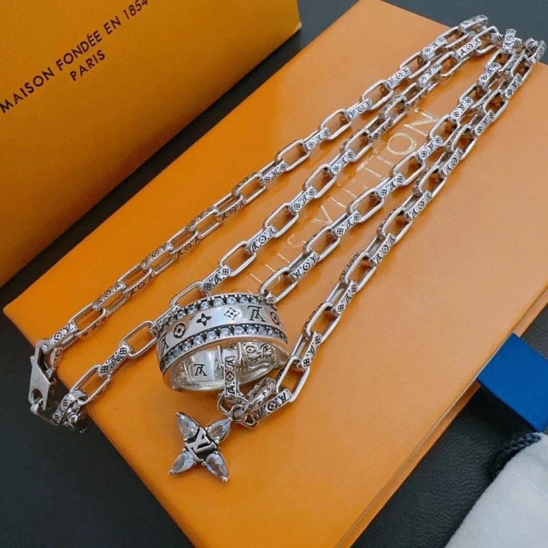 Louis Vuitton Necklaces WrinkleFree 251650