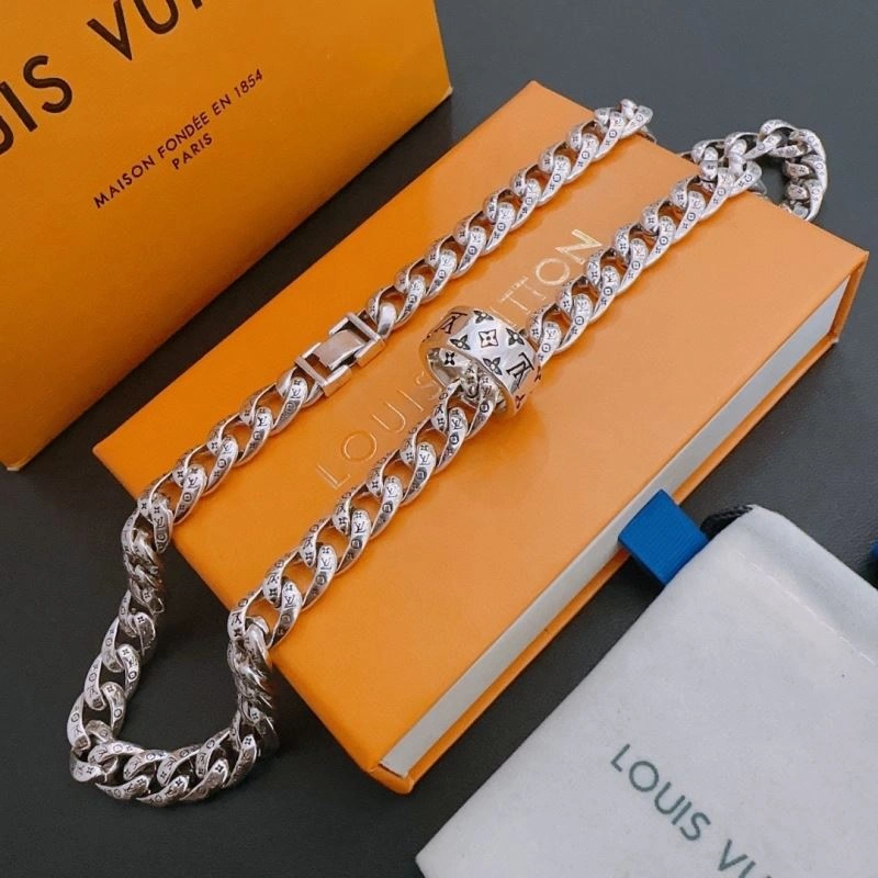 SmoothTexture Louis Vuitton Necklaces 251666