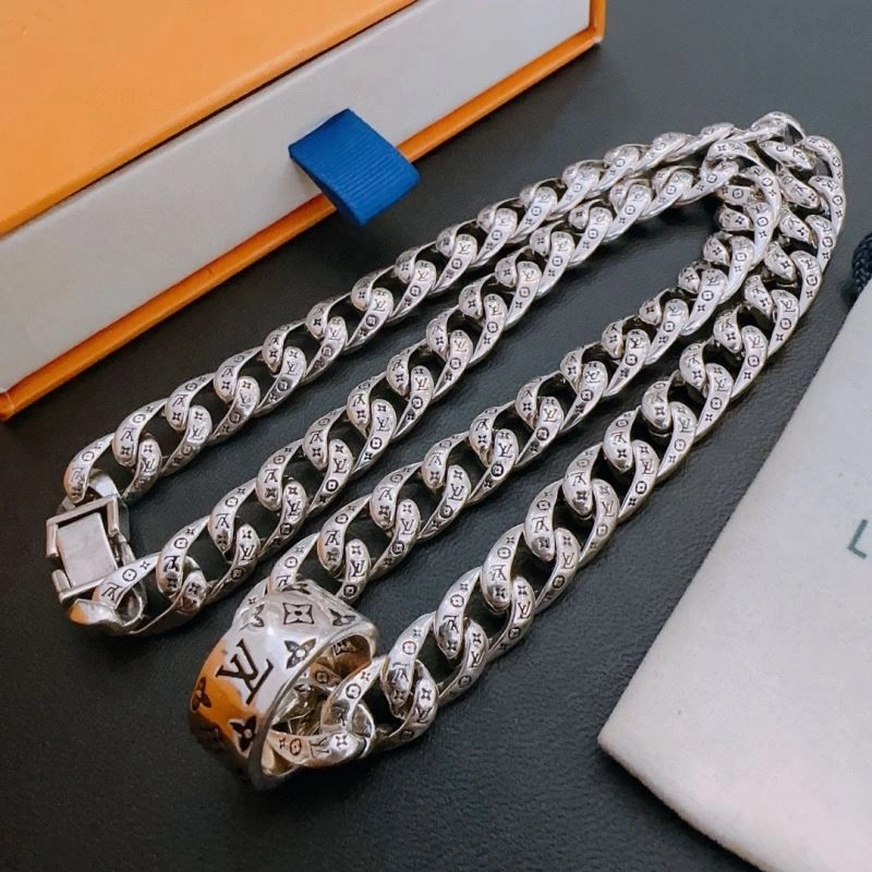 SmoothTexture Louis Vuitton Necklaces 251666