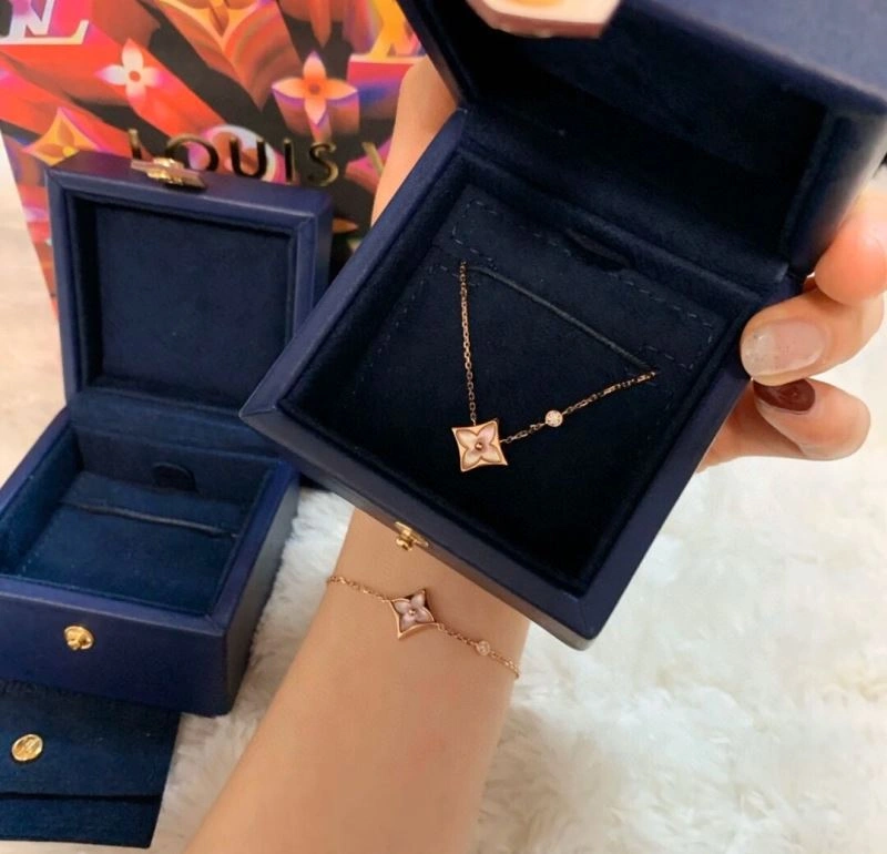 Louis Vuitton Necklaces Seasonal 251638
