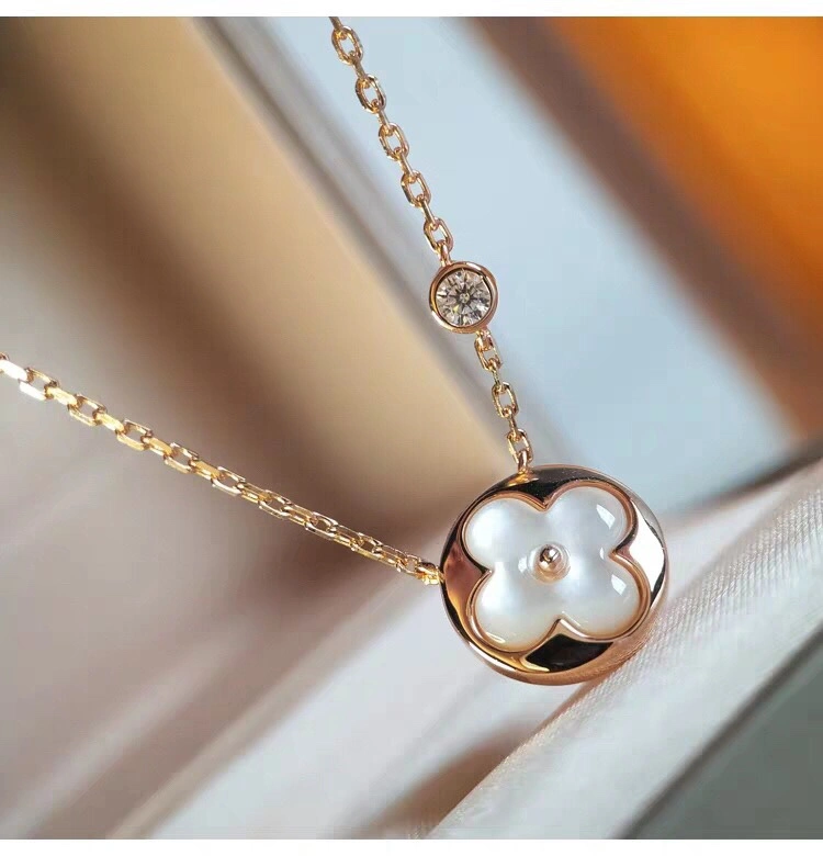 OdorResistant Louis Vuitton Necklaces 251646