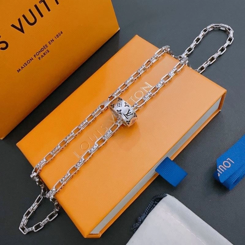 SmoothTexture Louis Vuitton Necklaces 251665