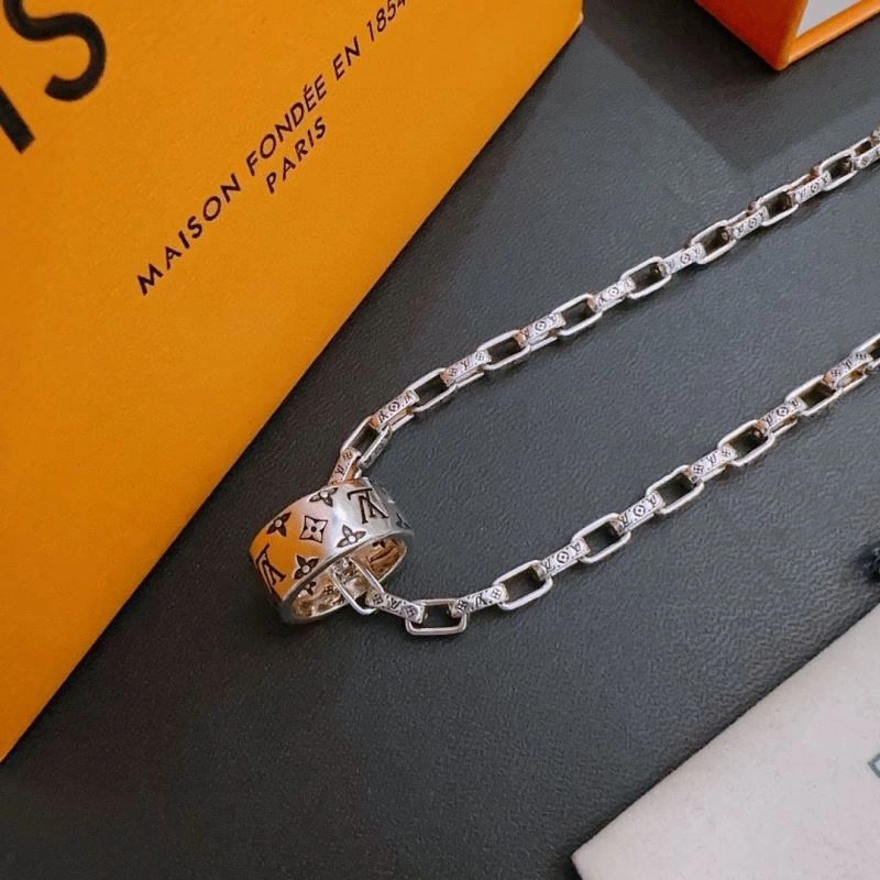 SmoothTexture Louis Vuitton Necklaces 251665