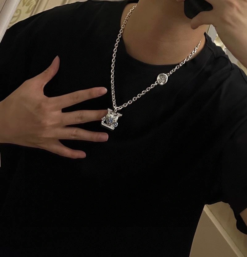 Refined Louis Vuitton Necklaces 251637