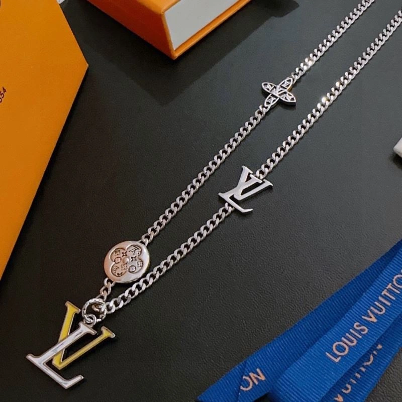 Flexible Louis Vuitton Necklaces 251480
