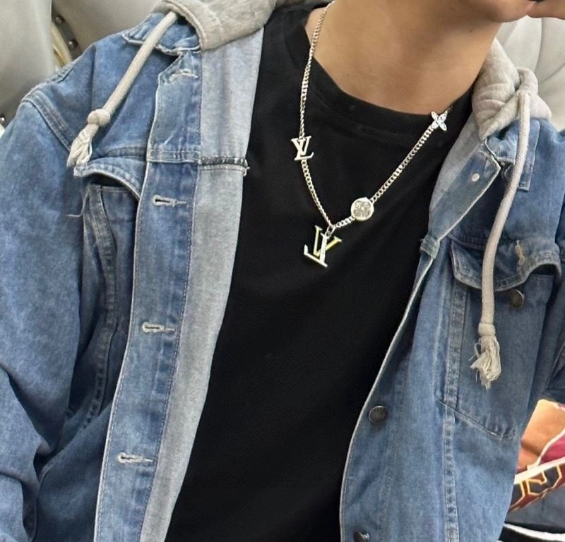 Flexible Louis Vuitton Necklaces 251480