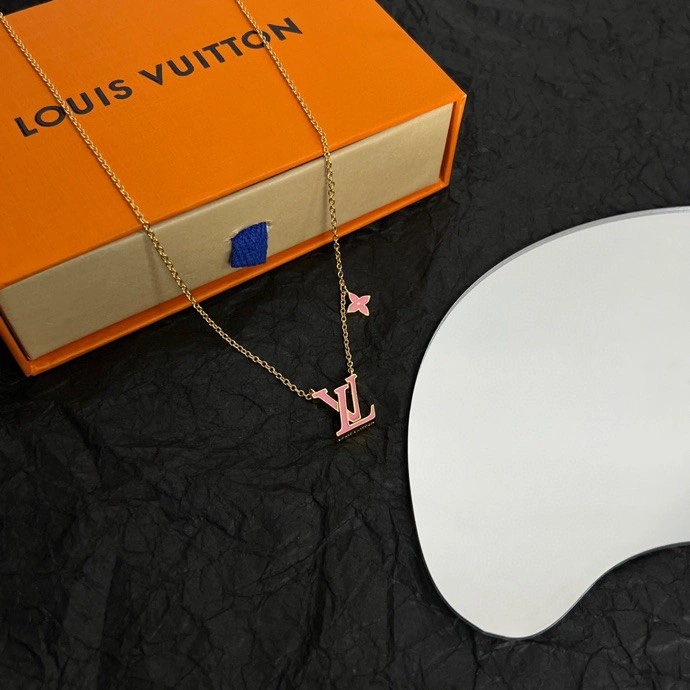 Versatile Louis Vuitton Necklaces 251509