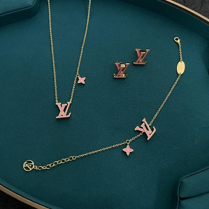Versatile Louis Vuitton Necklaces 251509