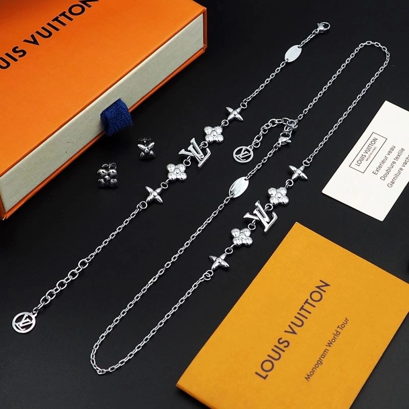 Stylish Louis Vuitton Necklaces 251061