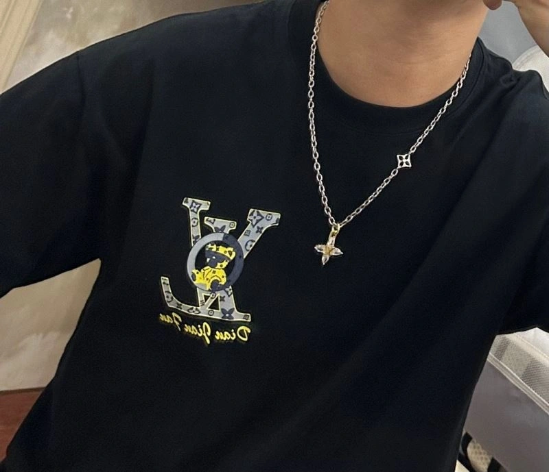 WeatherProof Louis Vuitton Necklaces 251039